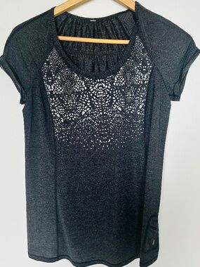 Lululemon Athletica Black Grey Heathered Laser Cut Detail Tee size-6